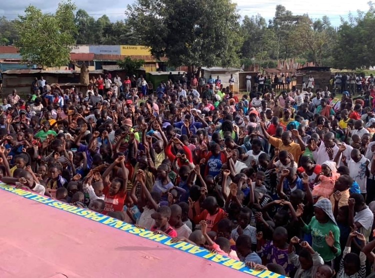 operation hope - kenya 2019 - crowds at tent mission meeting